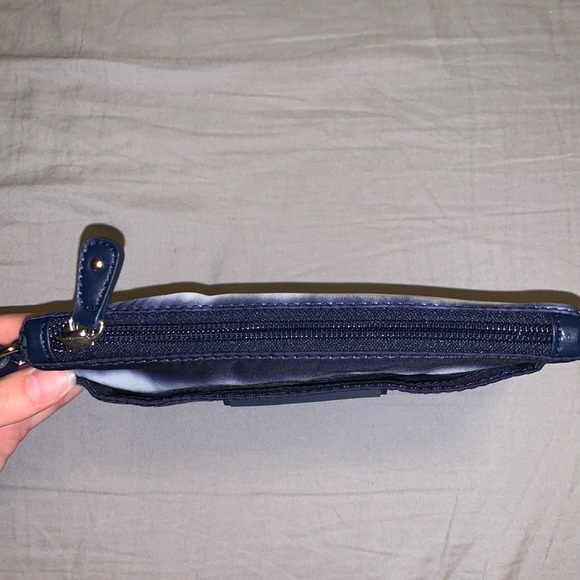 Tommy Hilfiger / Blue & White Wristlet - Picture 7 of 8